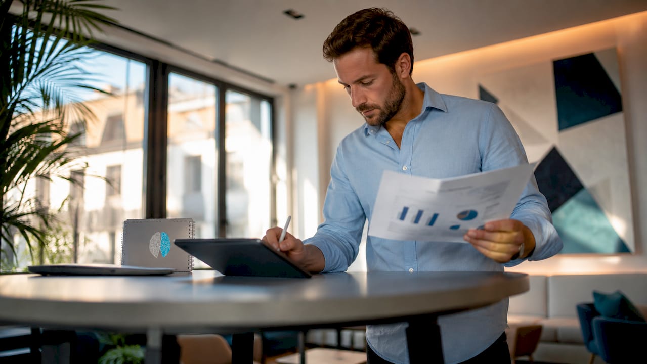 Ein Data Analyst beschäftigt sich aktuell mit der Auswertung der E-Commerce-Tracking-Daten.