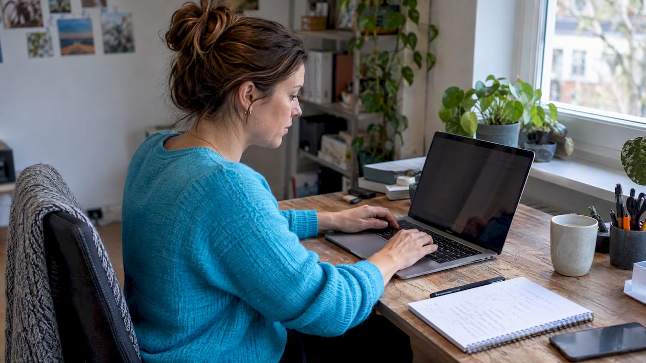 Marketingmitarbeiterin erstellt ein SEO-Content-Briefing